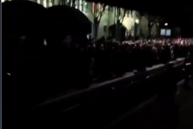 Налякані люди 'штурмують' вокзал у Львові в очікуванні поїзда до Польщі (відео) Налякані люди 'штурмують' вокзал у Львові в очікуванні поїзда до Польщі (відео)