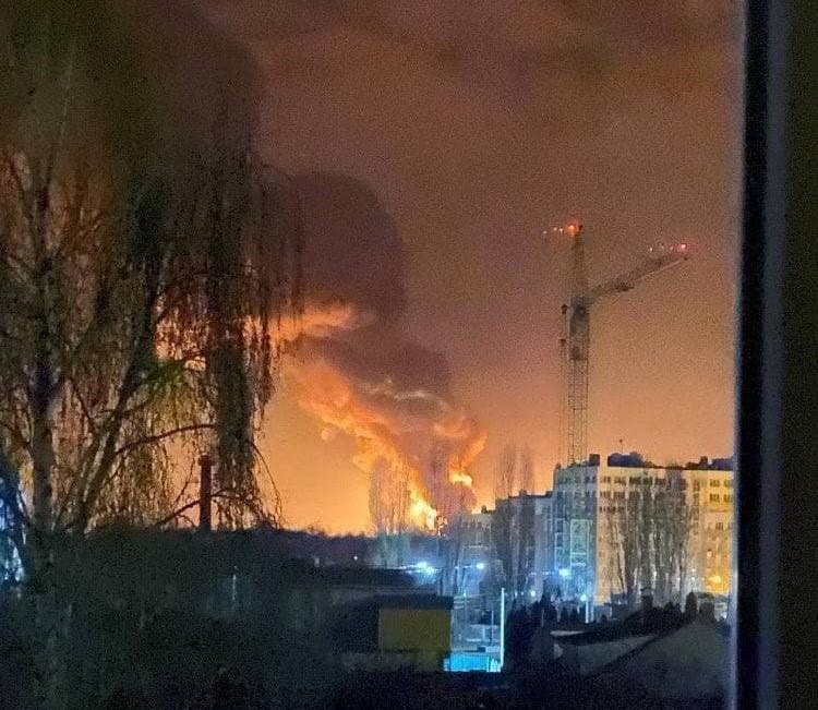 В Василькове горит нефтебаза / фото из соцсетей