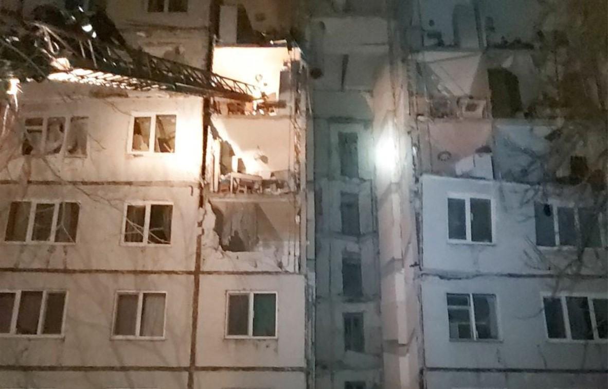 В Харькове снаряд попал в многоэтажку / фото ГСЧС Украины