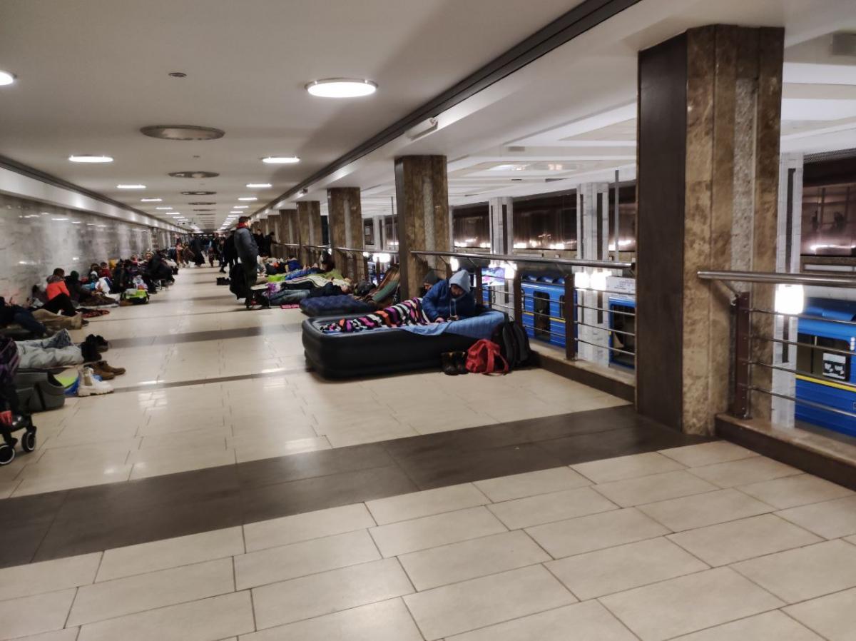 Під час атак кияни ховаються у метро / фото УНІАН, Марина Григоренко Під час атак кияни ховаються у метро / фото УНІАН, Марина Григоренко