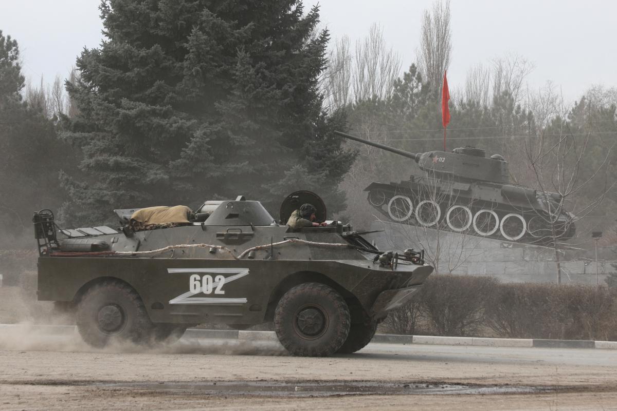 В Мариуполе заметили колонну российской техники, которая двигалась в сторону Бердянська / фото REUTERS В Мариуполе заметили колонну российской техники, которая двигалась в сторону Бердянська / фото REUTERS