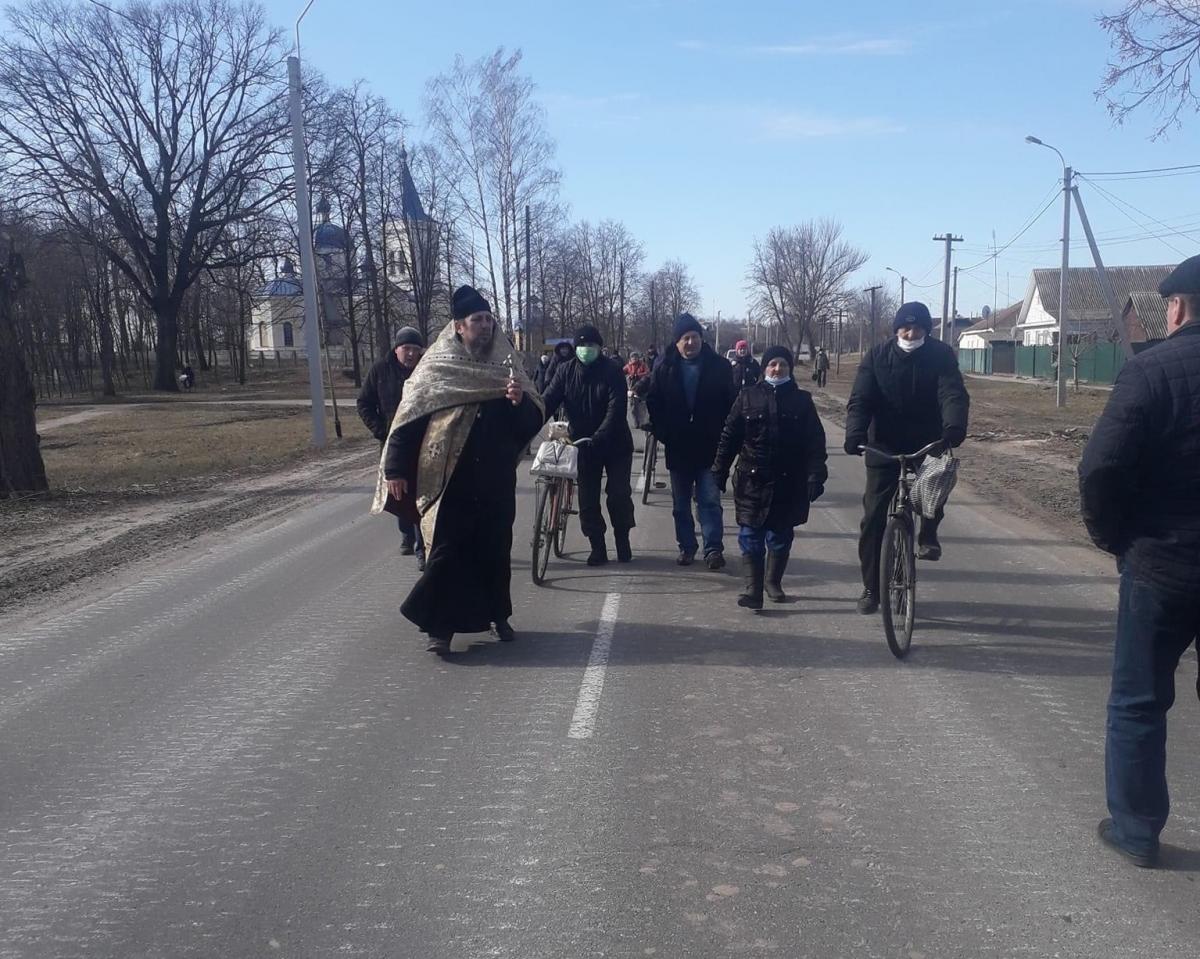 Делегація на чолі з місцевим священником пішла на ворожий блокпост, щоб закликати росіян забиратися звідси / фото Світлани Томаш Делегація на чолі з місцевим священником пішла на ворожий блокпост, щоб закликати росіян забиратися звідси / фото Світлани Томаш