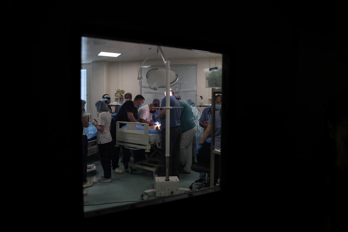 С начала вторжения РФ в Украину ранения получили 2040 гражданских лиц / фото REUTERS