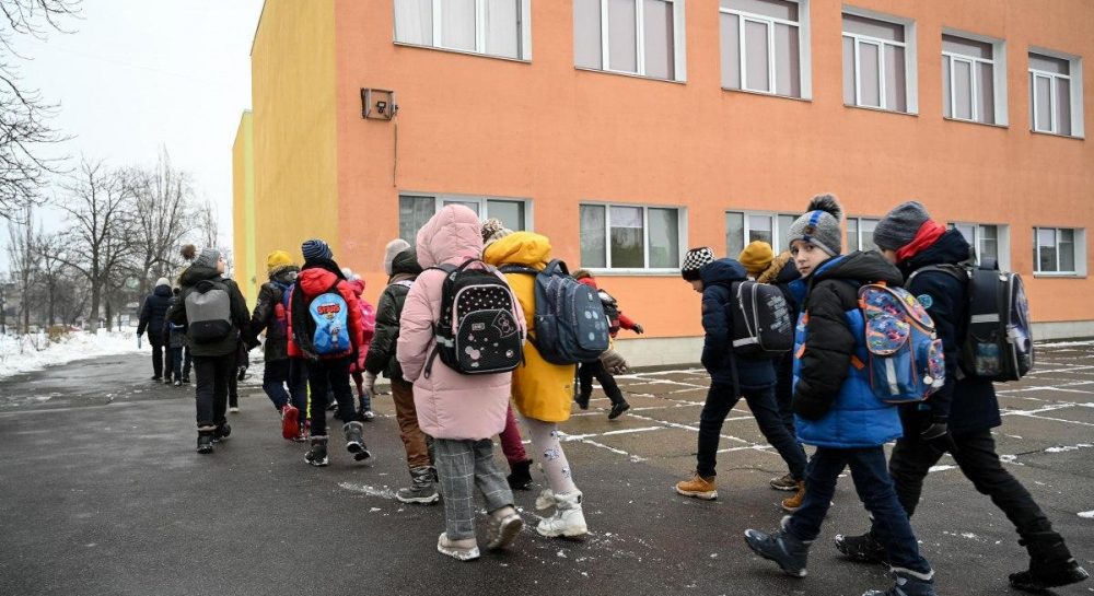 С металлодетекторами и камерами: в украинских школах усиливают стандарты безопасности Kép