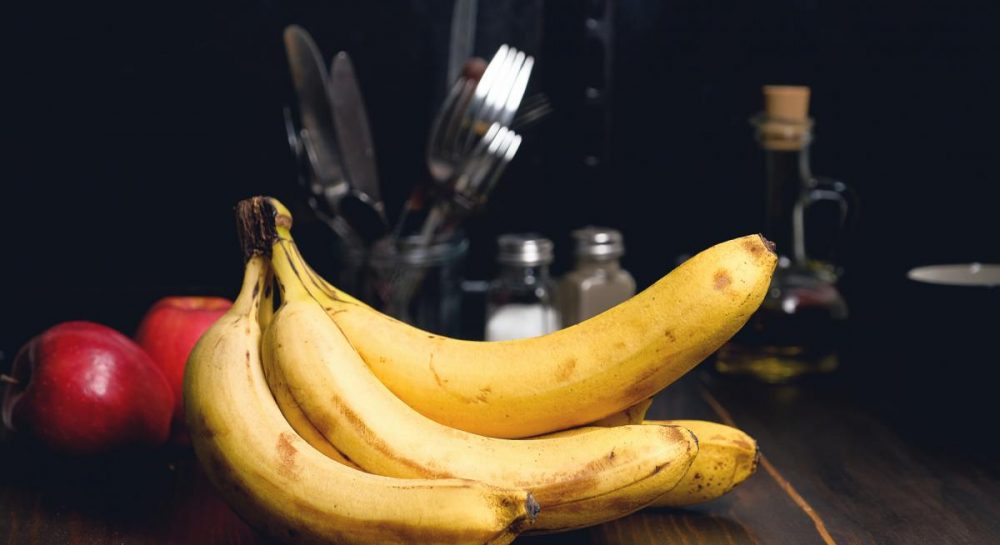 Якщо ми говоримо про банани, то цей фрукт можна вживати як до, так і після тренування. Оскільки м'якоть бананів дуже живильна та швидко вбирається організмом, вона допомагає поновити енергію і прискорити відновлення після фізичних навантажень. Проте, крім своєї благотворної дії на фізичну активність, банани також можуть мати позитивний вплив на стабілізацію рівня цукру в крові, зниження ризику серцево-судинних захворювань та покращення роботи шлунково-кишкового тракту.