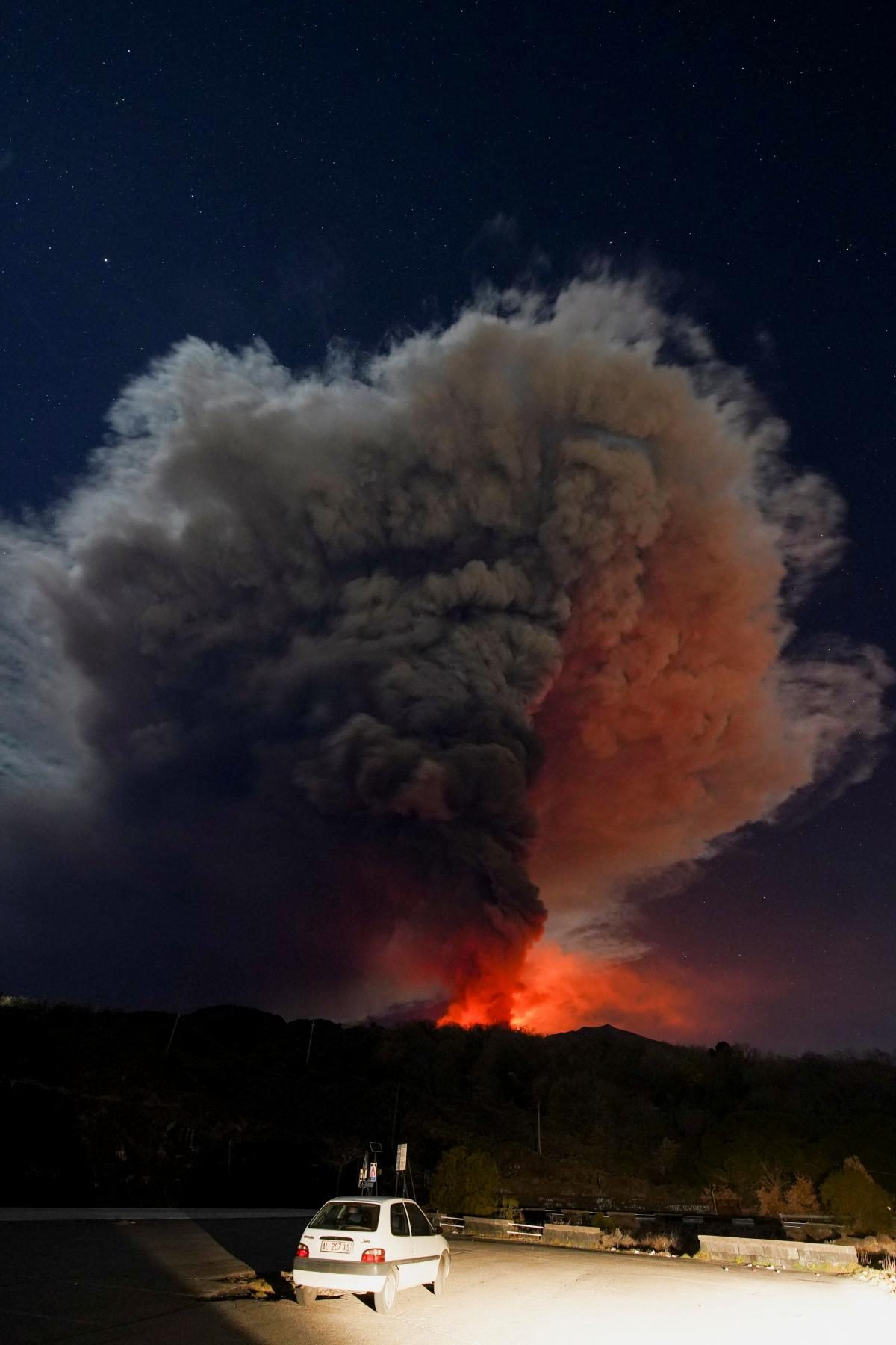 Фото На Сицилии извергается вулкан Этна 11 февраля 2022