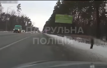 Пішов пішки до Києва шукати маму: на трасі знайшли 8-річного хлопчика (відео)