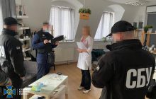 Закарпатська лікарка заробляла до півмільйона гривень на місяць за фейкові щеплення