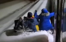 В России пассажирам электрички пришлось высаживаться прыжками в сугроб (видео)