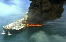 Возле Нигерии взорвалось судно с нефтью: появилась угроза экологической катастрофы (видео)