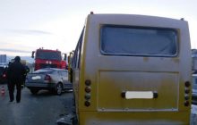 Під Львовом легковик зіткнувся з автобусом: є жертва, шестеро постраждалих (фото, відео)