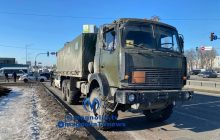 У Києві вантажівка військових розтрощила дві машини: постраждала дитина (фото, відео)