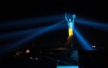 У Києві монумент "Батьківщина-Мати" засяяв кольорами державного прапора (фото, відео)