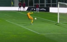Розгубився і психонув: горе-воротар потужним ударом забив гол у власні ворота (відео)