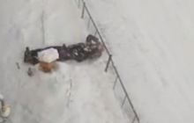 В РФ девушка упала с 8-го этажа, вернулась в квартиру и вызвала себе "скорую" (видео)