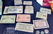 Іноземець хотів незаконно вивезти з України старовинні монети та банкноти (фото)