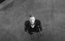 Coldplay и Селена Гомес представили черно-белый клип на песню Let Somebody Go