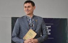 Глава Ровенского облсовета во время военной угрозы за средства бюджета напечатал плакаты с символикой ВСУ - СМИ