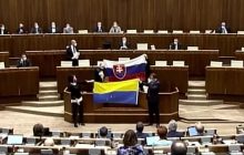 В парламенте Словакии пророссийские депутаты осквернили флаг Украины (видео)