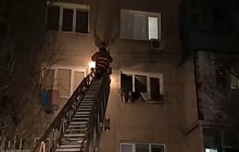 В Одесской области неадекватную женщину сняли с кондиционера на 3-м этаже дома (видео)