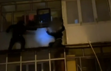 Спасли и полечили: во Львове копы сняли неудачливого вора с балкона (видео)
