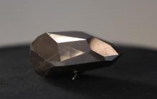 С аукциона продали огромный черный диамант возрастом в миллиард лет (фото, видео)