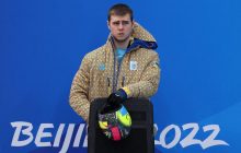 "Нет войне в Украине": украинский спортсмен показал патриотический плакат на ОИ-2022 (фото)