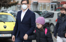 Президент Северной Македонии отвел в школу ученицу с синдромом Дауна, над которой издевались дети (фото)