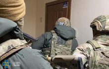 На Прикарпатті озброєна банда захопила держбудівлю і тероризувала людей (фоторепортаж)