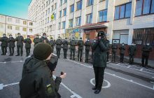 Lovestory у Харкові: курсант Нацгвардії в День закоханих на плацу зробив дівчині пропозицію (фото, відео)