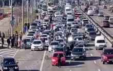 Таксисти вийшли на страйк та перекрили дорогу в Києві: їм пригрозили бойкотом (відео)