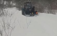 В России лежачего пациента везли в ковше трактора к застрявшей в снегу "скорой" (видео)