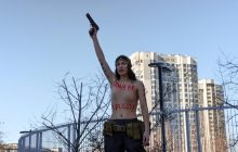 Оголена активістка Femen вийшла на протест проти вивезення дипломатів США з Києва (фото)