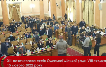 В Одессе депутат-"шариевец" на глазах у коллег устроил выходку с флагами Украины (видео)