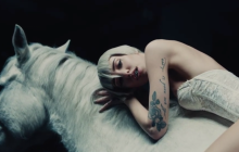 DOROFEEVA снялась в боди на лошади и устроила "пожар" в сети новым клипом (видео)