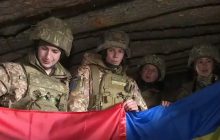 На Светлодарской дуге военные в День Единения подняли флаг Украины (видео)