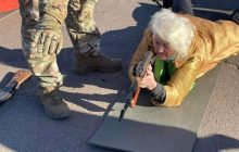 79-летняя женщина из Мариуполя записалась в тероборону: СМИ рассказали ее историю