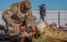 79-річна жінка з Маріуполя записалася до тероборони: ЗМІ розповіли її історію
