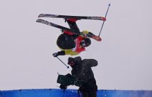 Фристайлист во время выступления на Олимпиаде-2022 упал на оператора и сломал ключицу (видео)