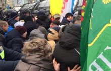 На митинге #SaveФОП в Киеве произошли столкновения, в силовиков швыряли яйца (видео)