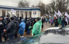 "Баталии" между ФОПами и правоохранителями переместились к стадиону "Динамо" (фото, видео)