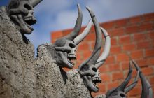 "Дом дьявола": боливийский шахтер хотел привлечь туристов, но в итоге напугал соседей