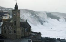 Британцам рекомендовали сидеть дома из-за мощного шторма "Юнис" (фоторепортаж)