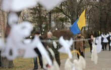 Десятки ангелов: жители и гости Киева почтили память Небесной сотни (видео, фоторепортаж)