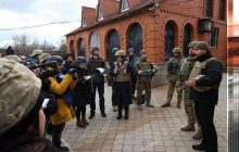 Депутати від "СН" та іноземні журналісти потрапили під обстріл у зоні ООС (відео)