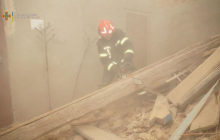 У Львові обвалилась сходова клітка в будинку: момент руйнування потрапив на відео