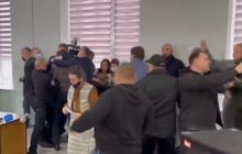 В Ривне на сессии горсовета активистами подрались с депутатами (видео)