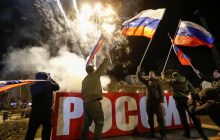 На вулиці Донецька вийшла купка радих рішенню Путіна щодо "ЛДНР" людей (фоторепортаж)