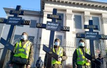 "Путлер, вон из Украины!": к посольству РФ в Киеве принесли могильные кресты (фоторепортаж)