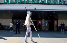 "Без паники!": Femen провели "успокаивающую" акцию на ж/д вокзале Киева с косой в руках